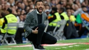 瓦伦主帅：要想客场击败皇马，我们就不能被伯纳乌的气氛吓倒